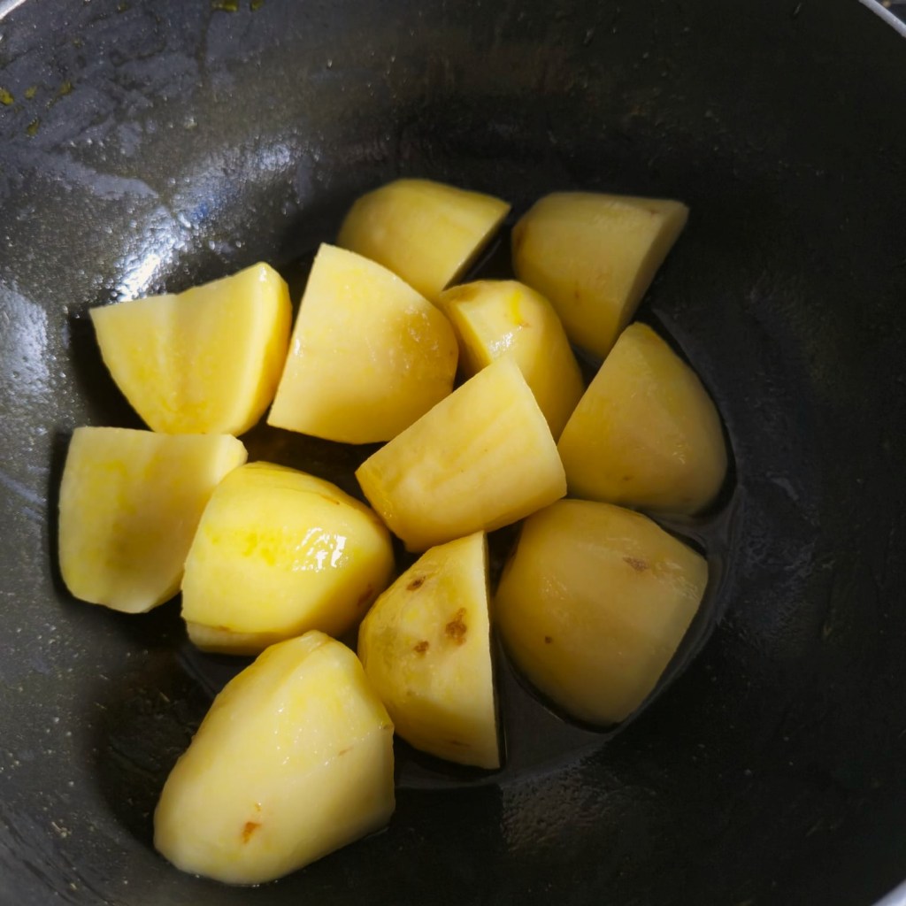 Frying big pieces of potato